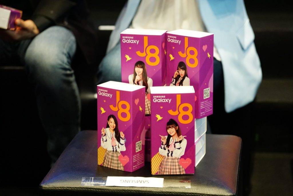 Samsung Galaxy J8 With BNK48 (1)